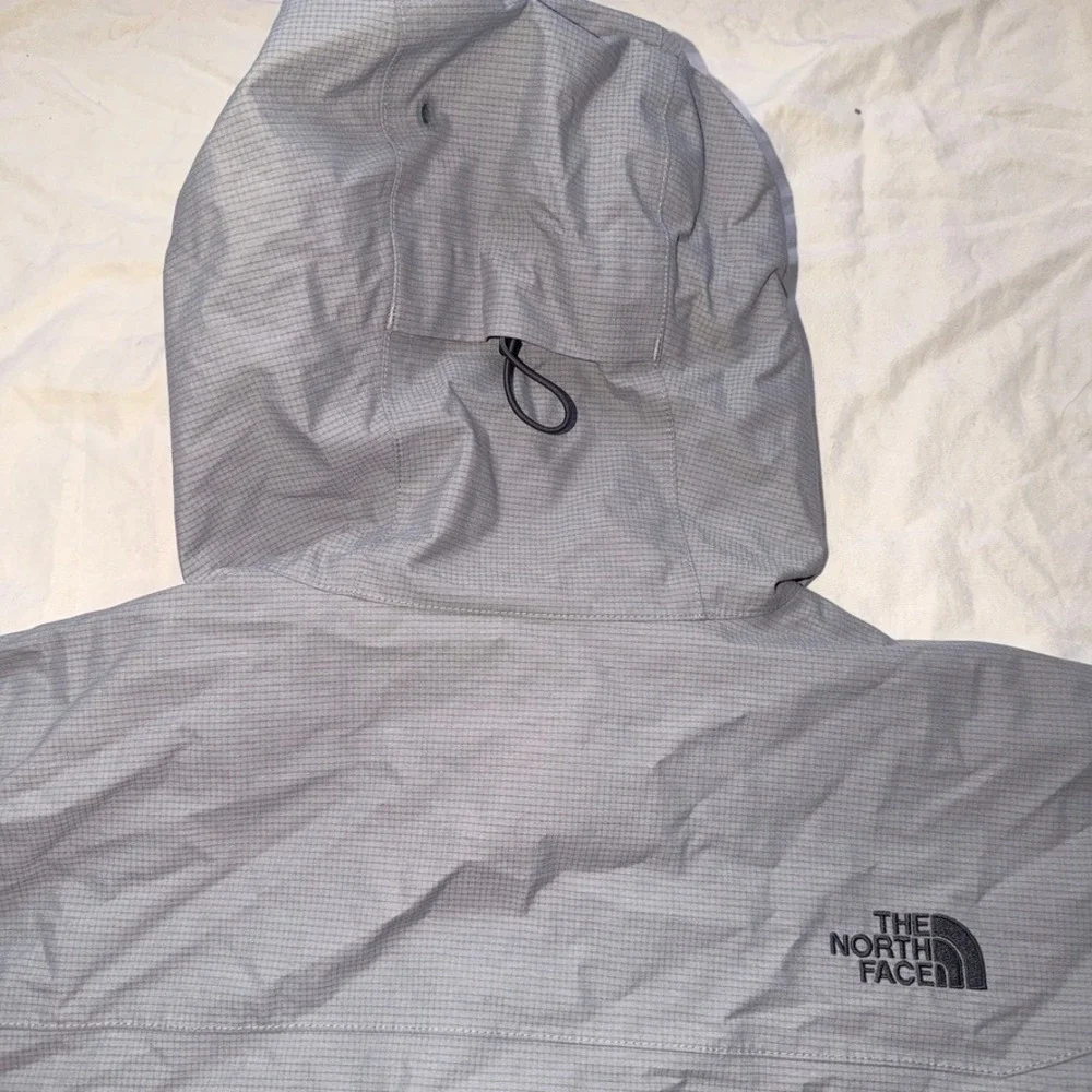 The North Face HyVent 2.5L Ski Jacket Large Mens Grey Waterproof Shell